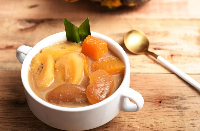 Chè chuối nấu với nước cốt dừa nguyên chất béo thơm