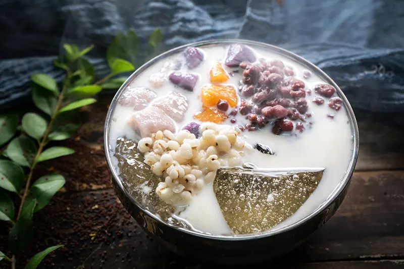 Nước cốt dừa nguyên chất dùng nấu chè tại nhà